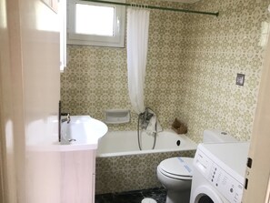 Badewanne, Haartrockner, Handtücher, Seife