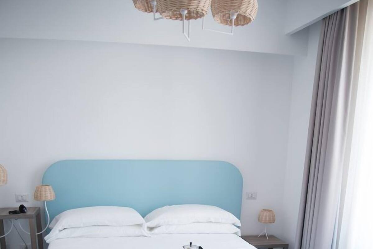 Habitación estándar con 1 cama matrimonial o 2 individuales | Caja de seguridad en la habitación, cortinas blackout y insonorización