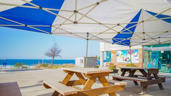 Outdoor dining - Mangsang Beach Pension (Gangneung)