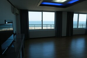 Bloc d'apartaments familiar, cuina bàsica, vistes a l'oceà (Gallery Suite) | 1 dormitori, cortines opaques i habitacions insonoritzades