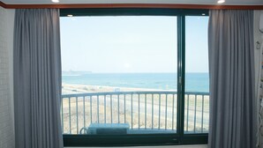 A room with a large window overlooking a beach and the sea. - Mangsang Beach Pension (Gangneung)