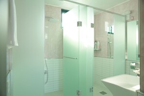 Family Suite, Ocean View | Bathroom | Combined shower/tub, free toiletries, hair dryer, slippers - Mangsang Beach Pension (Gangneung)