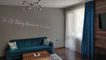 Departamento estándar, 1 habitación (A2) | Área de sala de estar | Televisión de pantalla plana