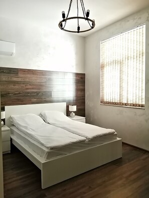 Escritorio y espacio para trabajar con laptop 