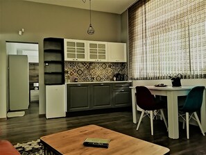 Apartment, 1 Schlafzimmer, Erdgeschoss | 1 Schlafzimmer, Schreibtisch, laptopgeeigneter Arbeitsplatz