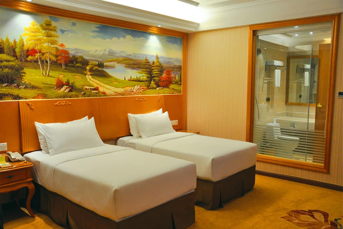 Deluxe Twin Room | Desk, blackout drapes, soundproofing, free WiFi