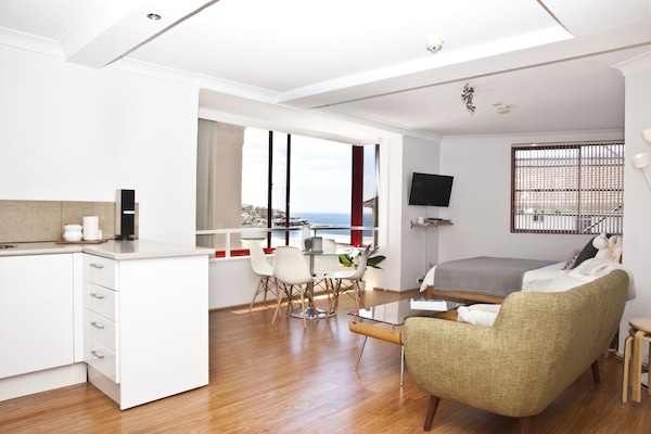 Bondi Beach Spacious Studio w Ocean View