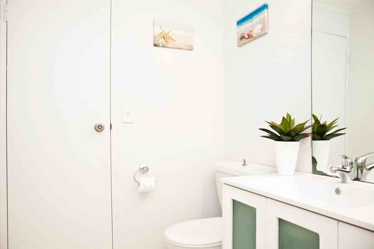Bondi Beach Spacious Studio w Ocean View — image 11