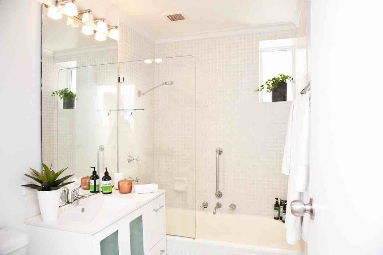 Bondi Beach Spacious Studio w Ocean View — image 13