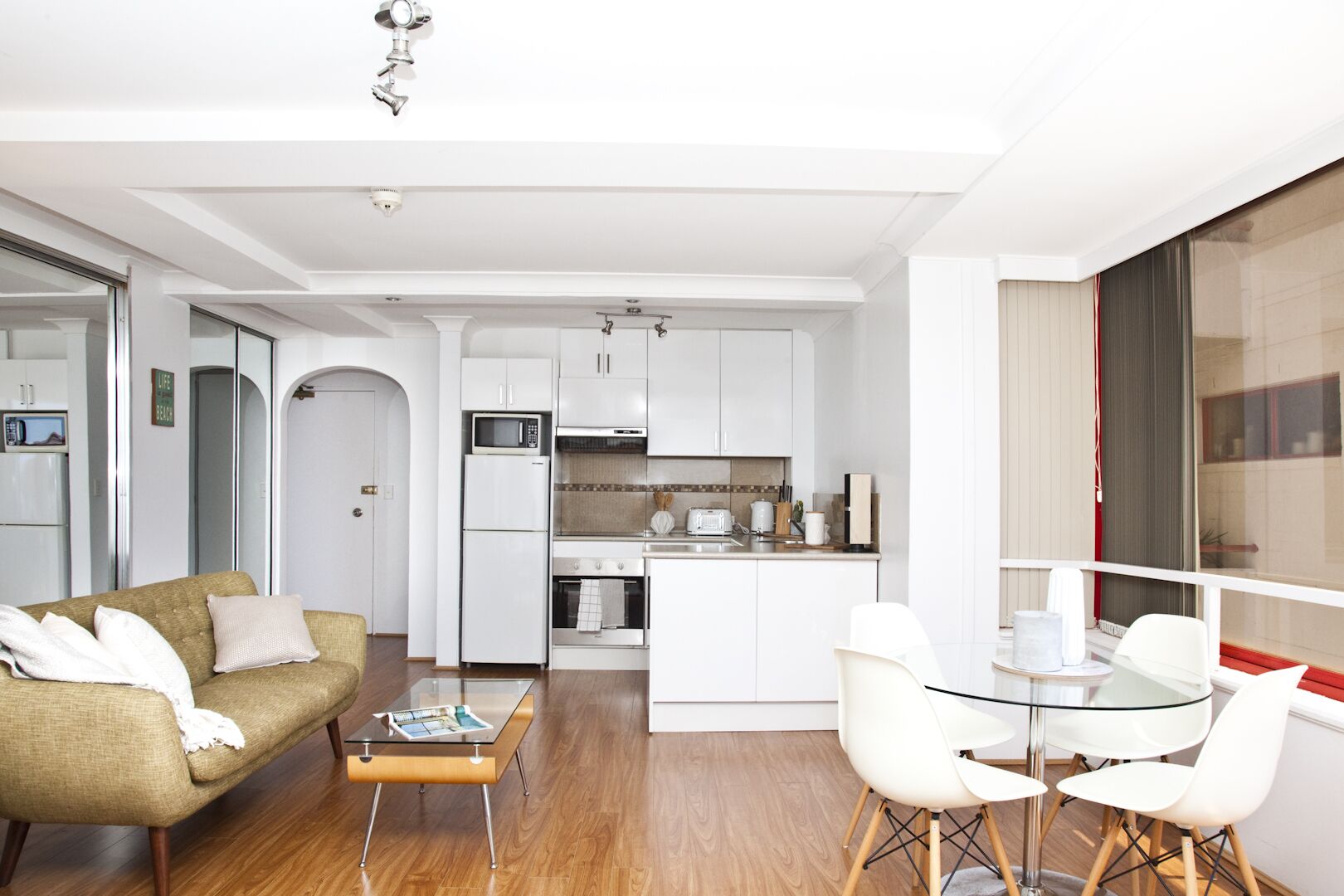 Bondi Beach Spacious Studio w Ocean View — image 2