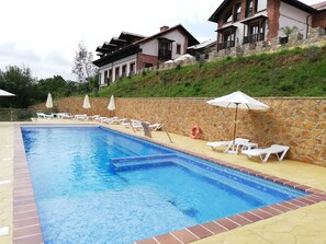 Piscine extérieure, chaises longues