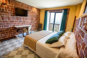 Minibar, coffres-forts dans les chambres, bureau, rideaux occultants