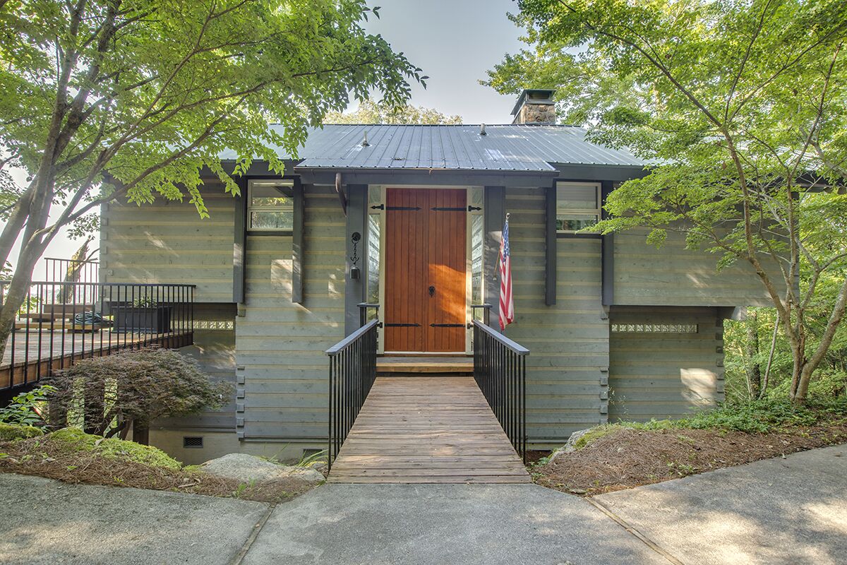 Breathtaking views 1/2 mile from town at Skye High Cabin