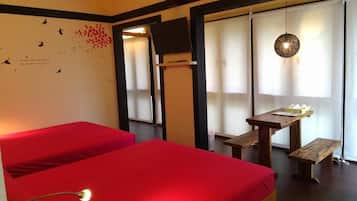Quadruple Room | Desk, soundproofing, rollaway beds, free WiFi