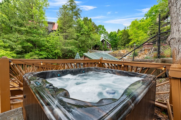 Cabaña, 2 habitaciones | Tina de hidromasaje al aire libre