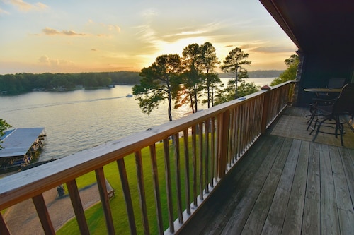 Lakefront 2B Condo with Stunning View! Pool! Family oriented!