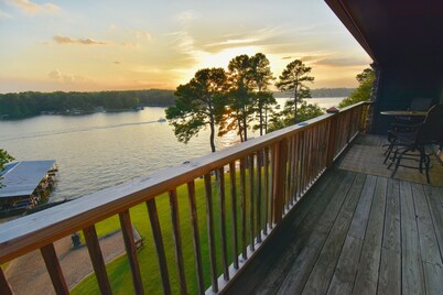 Lakefront 2B Condo with Stunning View! Pool! Family oriented!