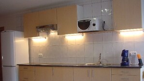 Cafetera y tetera, refrigerador, microondas y horno
