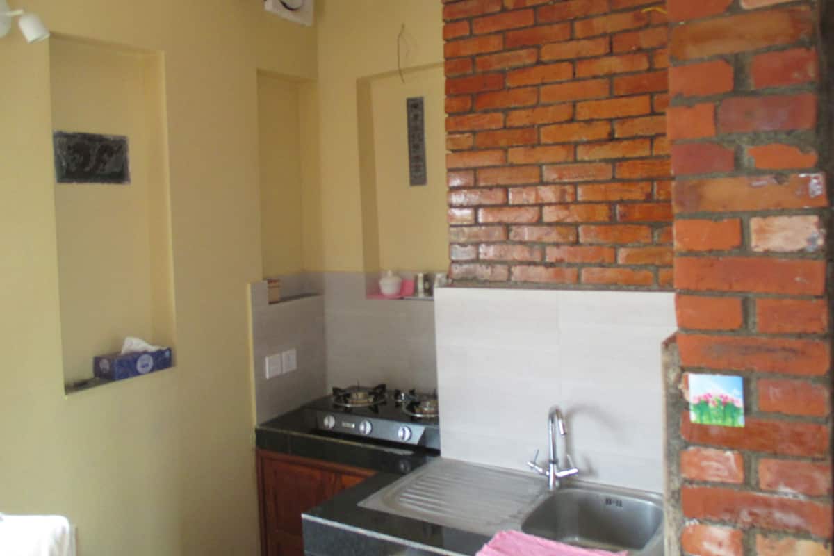 Departamento clásico, 1 cama King size | Cocineta privada | Parrilla de estufa, arrocera y utensilios de cocina