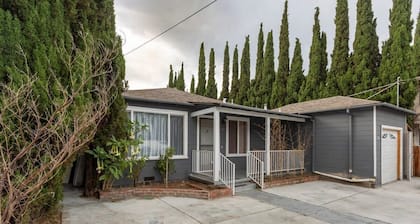 Marbella Lane - 3BR House | DTWN RWC | Parking