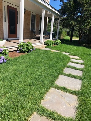 Exterior - Modern 5 Bedroom Home. Newly constructed. Large yard. Close to beaches and town. (Nantucket)