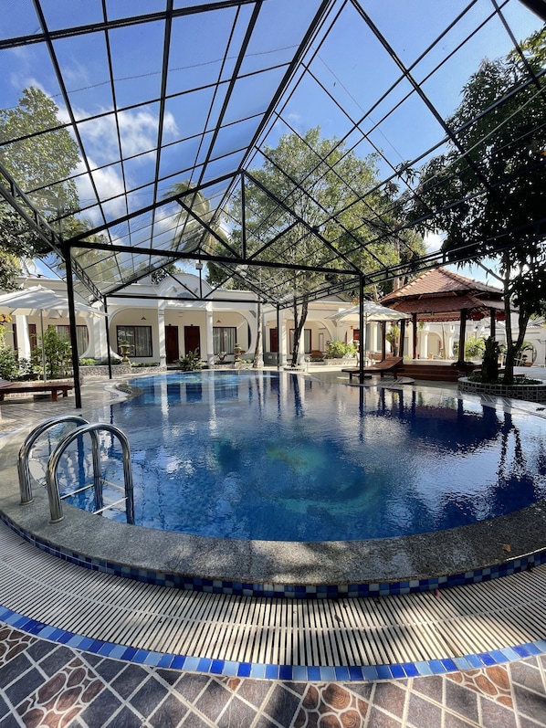 Piscine extérieure, chaises longues