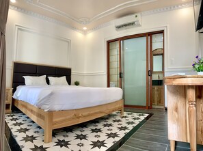 Habitación doble superior, vistas a la piscina | Edredones de plumas, minibar, escritorio