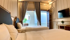 Habitación Deluxe con 2 camas individuales, vista a la alberca | Área de sala de estar