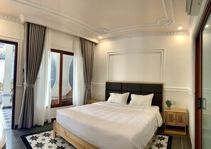 Doppia Superior, vista piscina | Copriletto in piuma, minibar, una scrivania, postazione laptop