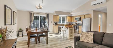 Casa, 3 habitaciones | Área de sala de estar | Televisión de pantalla plana