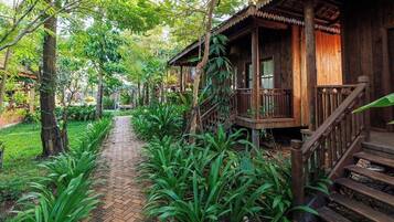 Private Pool Bungalow | Ropa de cama de alta calidad y minibar