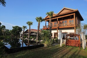 Deluxe Room with Two Double Beds | Sängtillbehör av högsta kvalitet och minibar