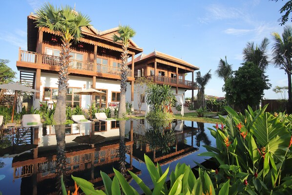 Deluxe Room with Two Double Beds | Sängtillbehör av högsta kvalitet och minibar