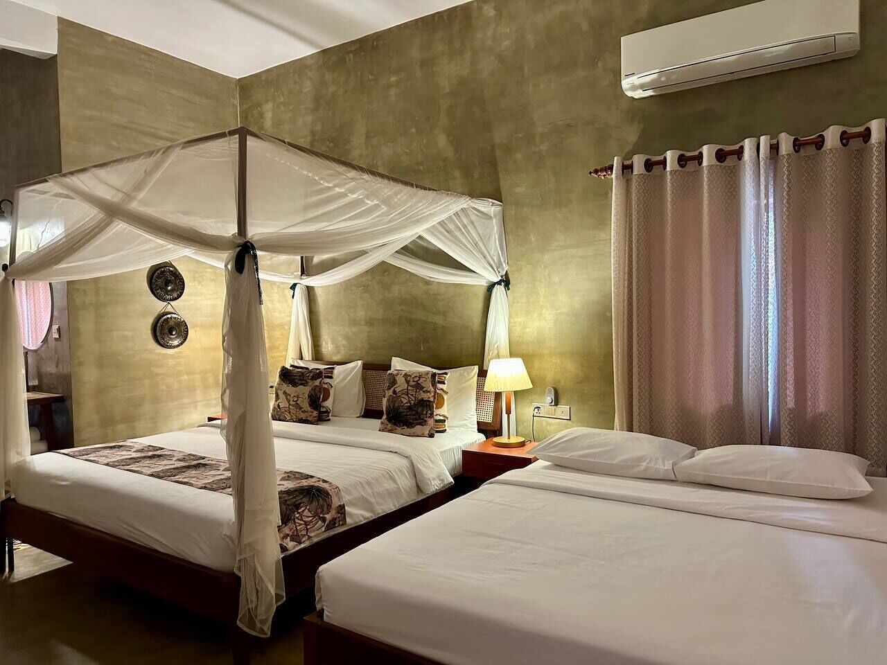 Hochwertige Bettwaren, Minibar, Zimmersafe, individuell dekoriert