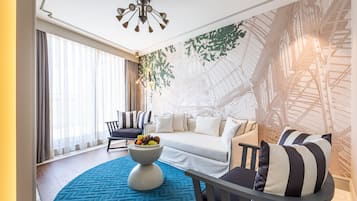 Junior Suite Room | 起居區 | 55-吋平面電視、有線頻道、電視