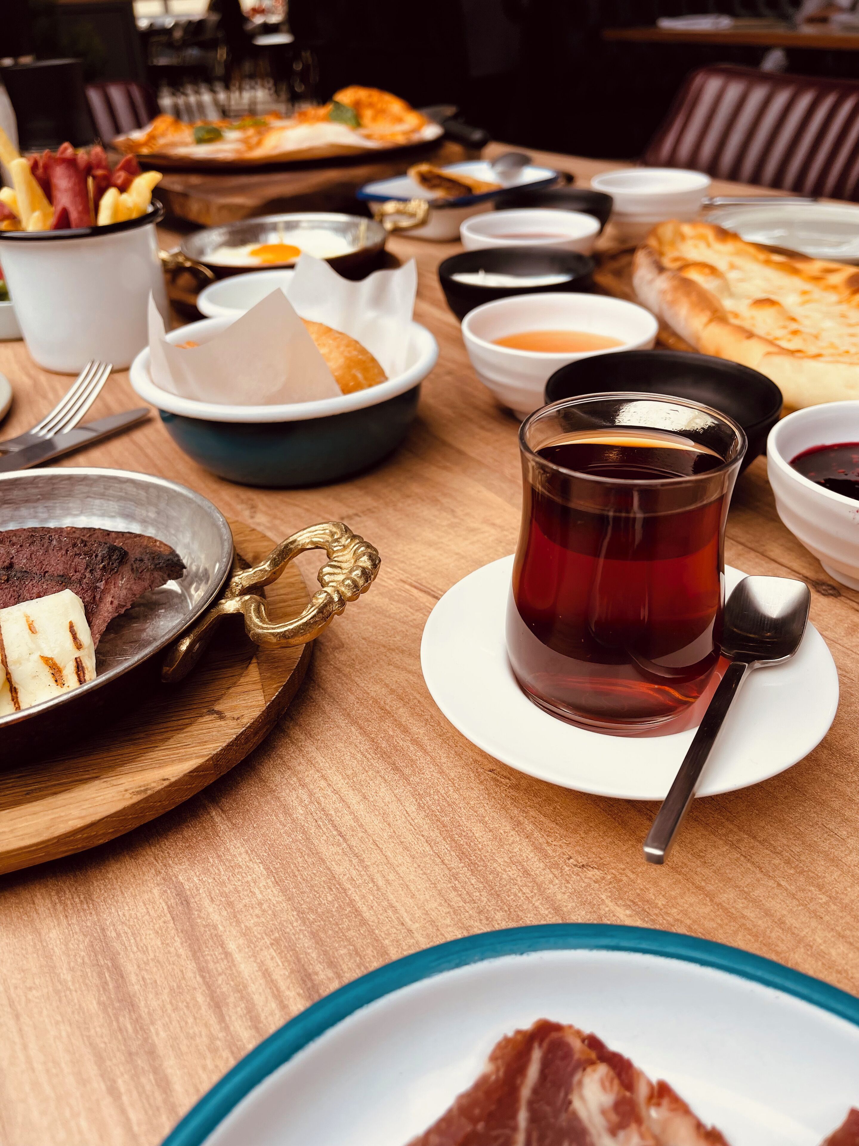 2 restaurants, spécialités Cuisine locale et internationale