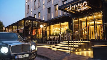 Valet parking (EUR 5 per day)
