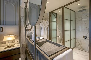 Deluxe Comfort Room | Bathroom | Free toiletries, hair dryer, slippers, towels - Stayso The House Hotel (Istanbul)
