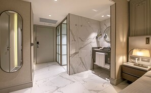 Deluxe King Room | Phòng tắm | Đồ dùng nhà tắm miễn phí, máy sấy tóc, dép đi trong nhà 