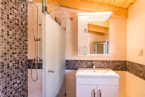 Separate tub and shower, spring water tub, hair dryer, towels