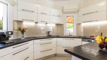 Vila Mewah, 4 kamar tidur, kolam renang pribadi | Dapur pribadi | Lemari es besar, microwave, oven, dan kompor