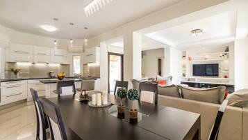 Luxury Villa, 4 Bedrooms, Private Pool | In-room dining