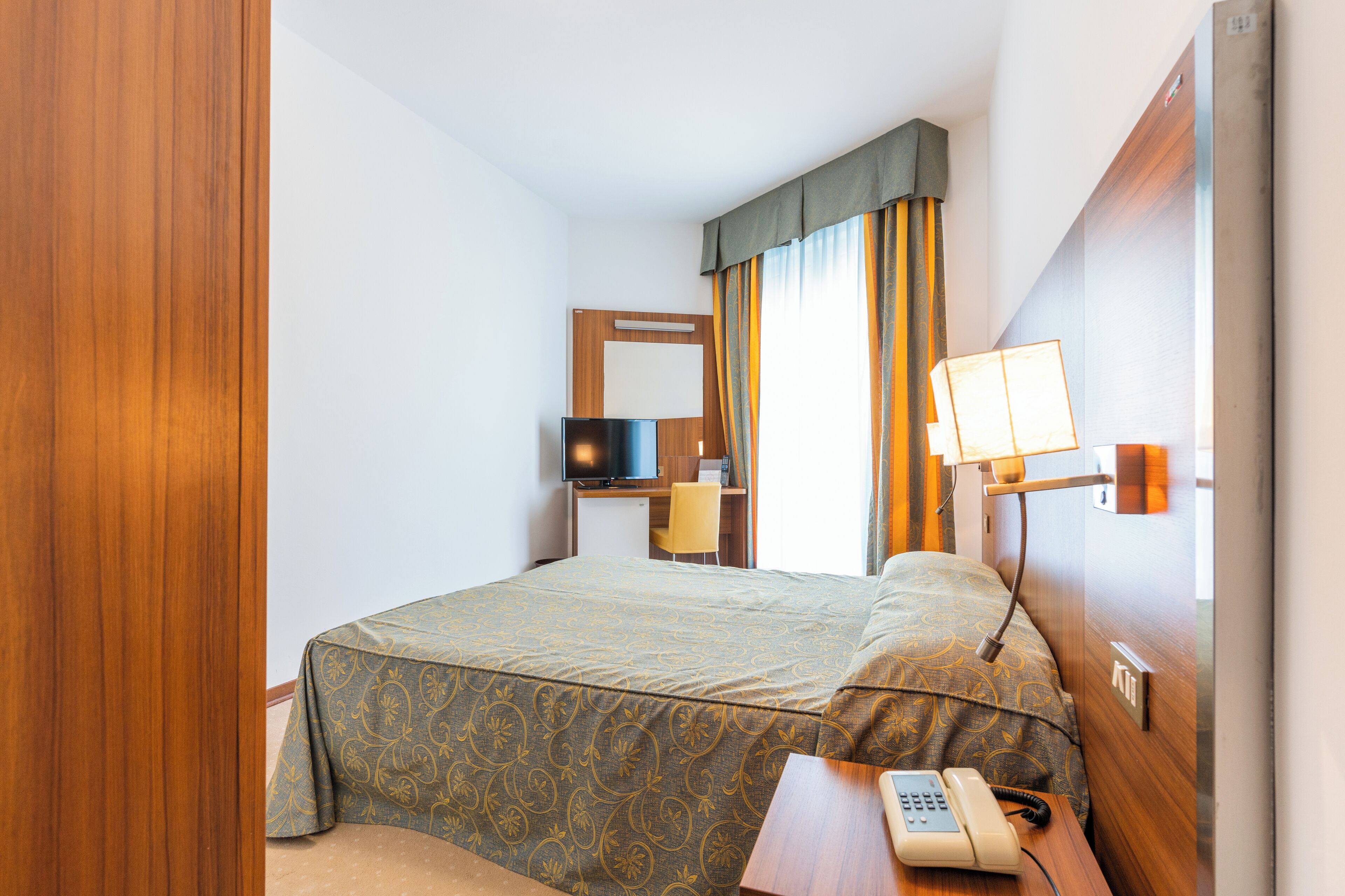 double room | 1 bedroom, desk, cots/infant beds, bed sheets