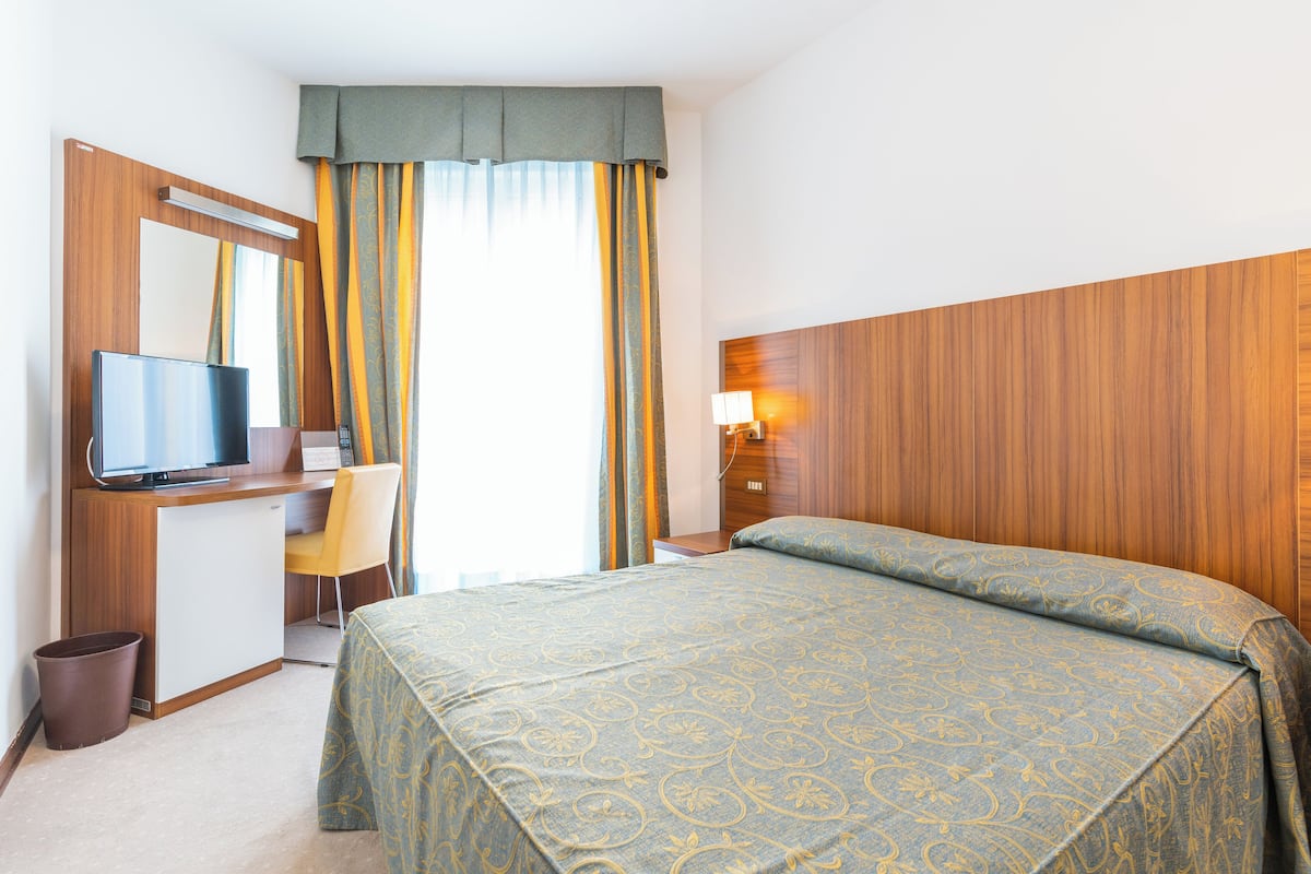 Double Room | Desk, cots/infant beds, bed sheets