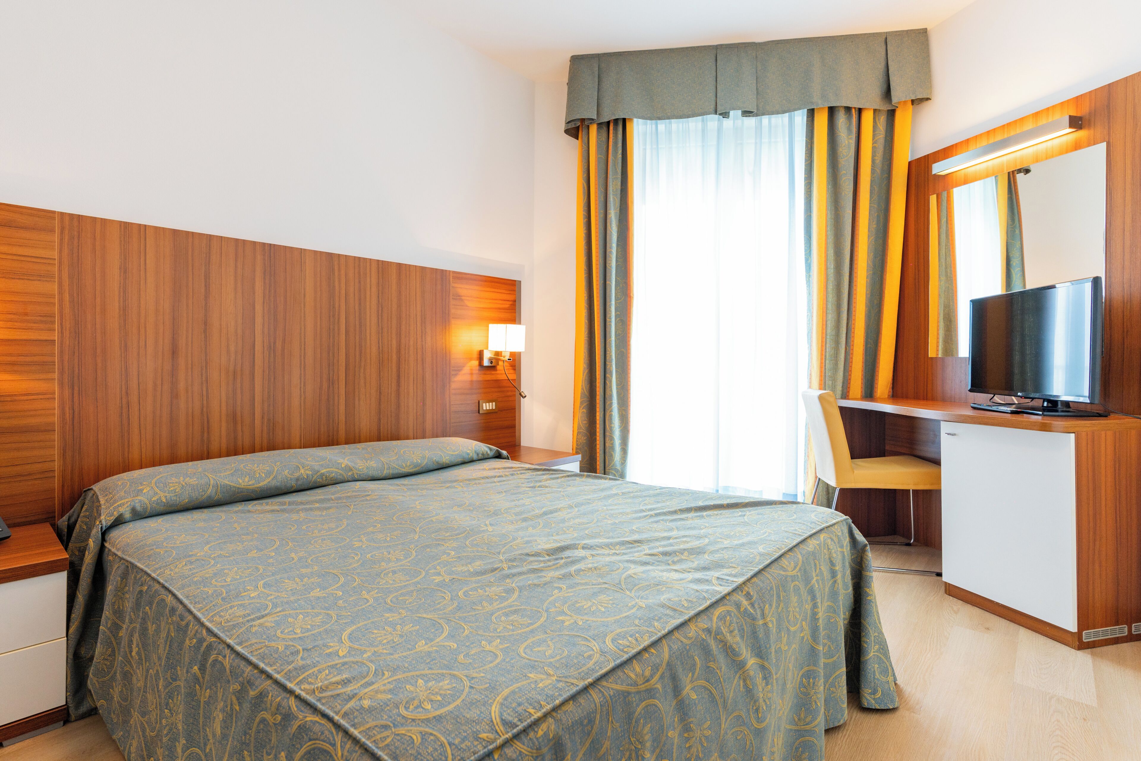 Habitación doble | Escritorio, cunas y ropa de cama 