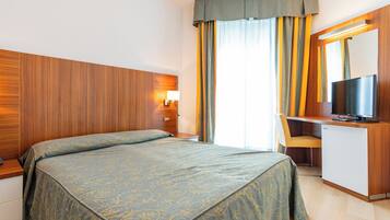 Habitación doble | Escritorio, cunas y ropa de cama