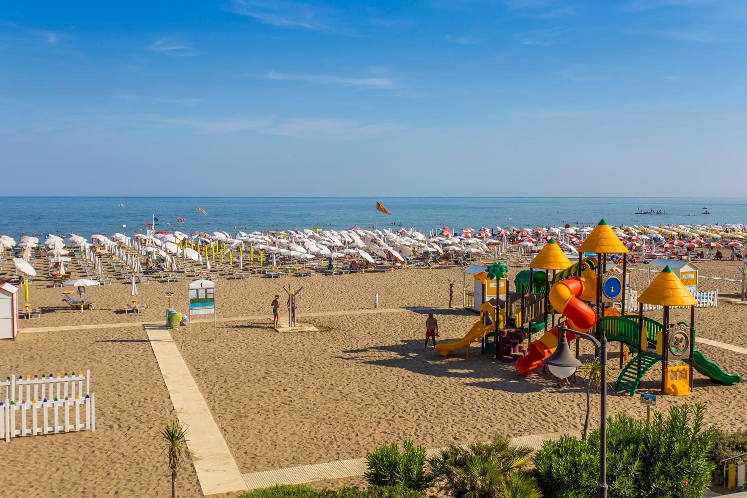 Praia particular, espreguiçadeiras, guarda-sóis 