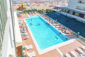 季节性开放的室外游泳池