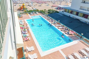 Una piscina al aire libre de temporada