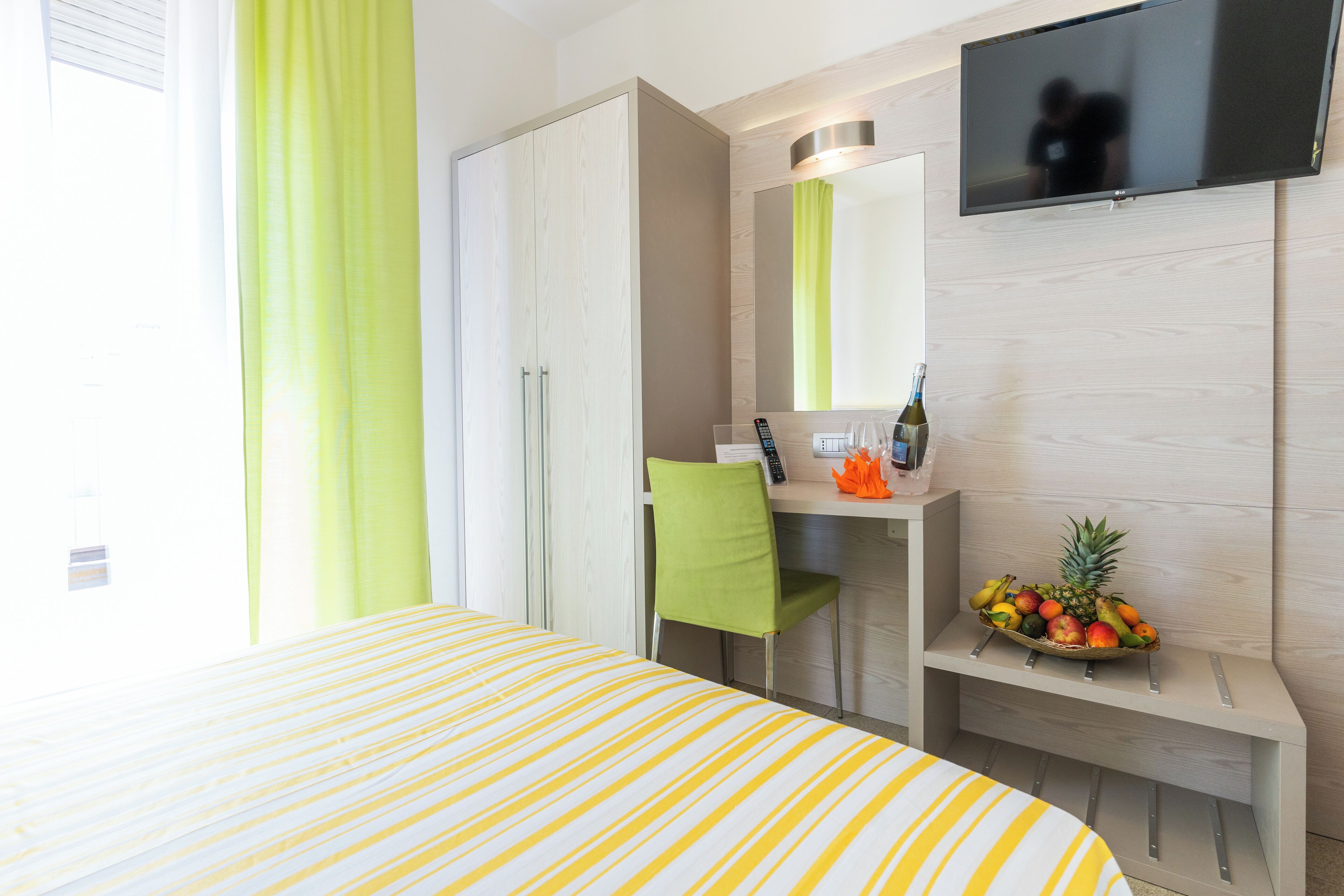 single room | 1 bedroom, desk, cots/infant beds, bed sheets